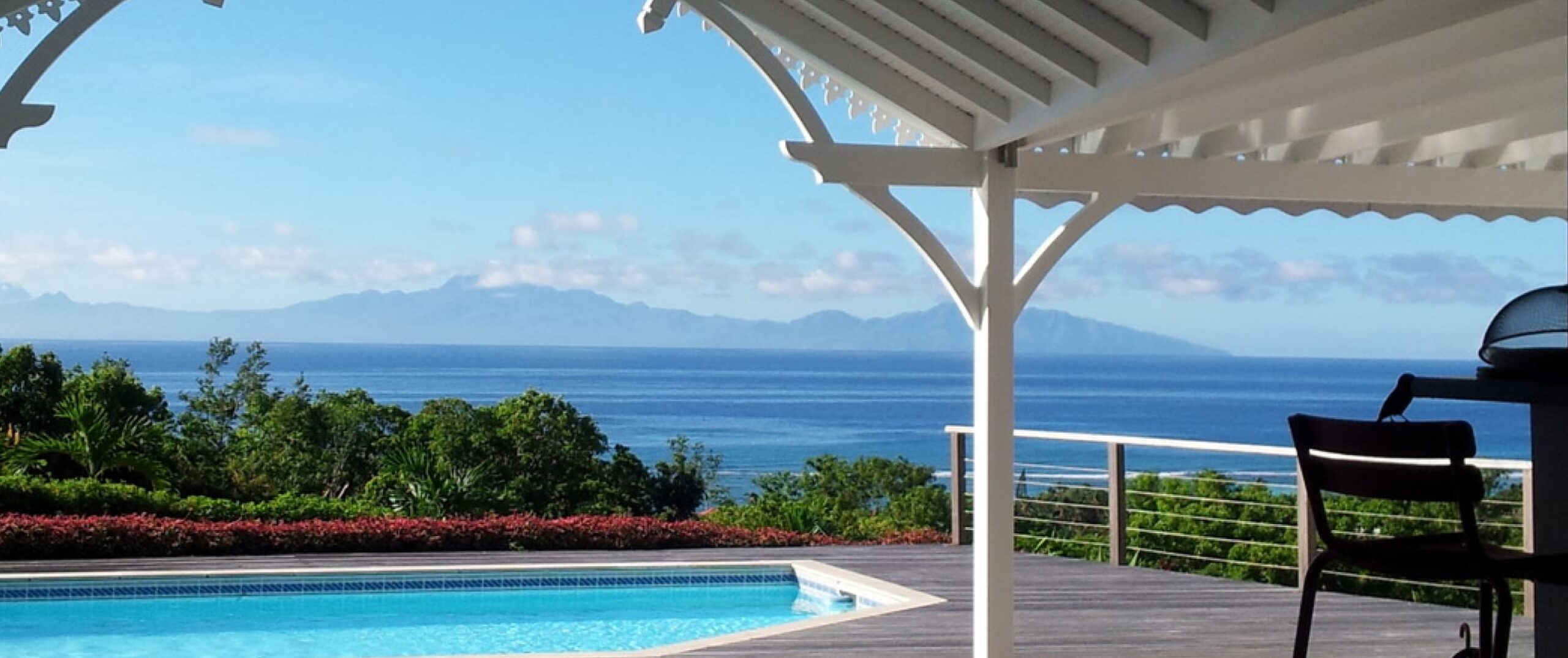 Vue sur la mer et la piscine depuis la terrasse de la Villa Inattendue