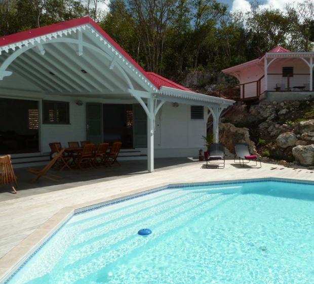 Vue sur la villa, son bungalow et sa piscine privée